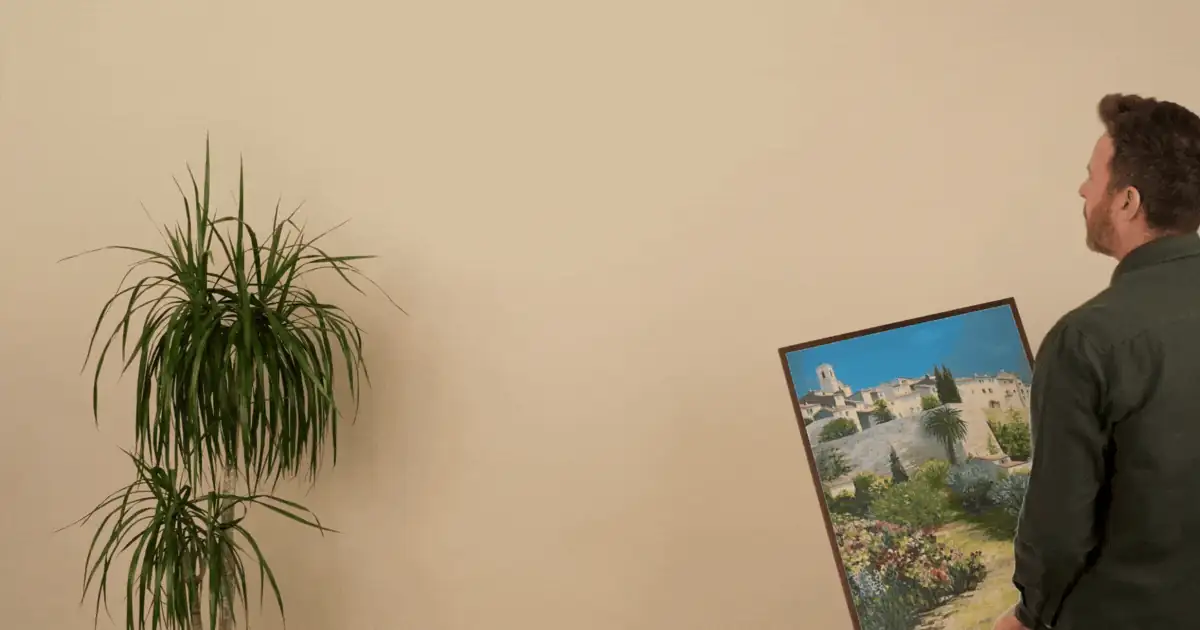 Une peinture encadrée de Didier Breteau accrochée à un mur, à la maison